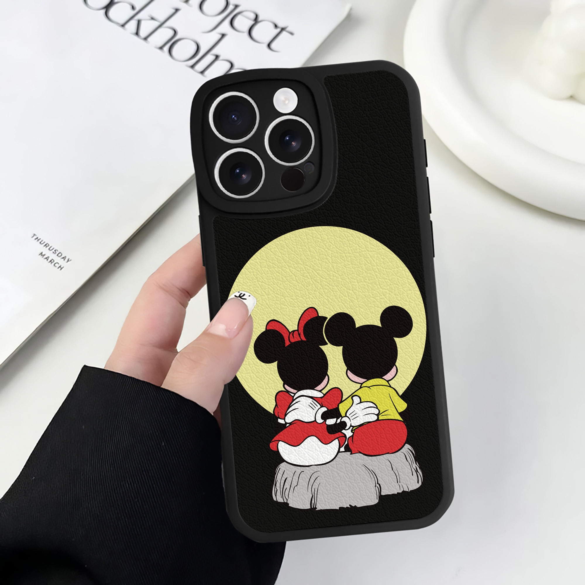 （画像用） ミッキーマウス Mickey Mouse 【iPhone 16シリーズ対応】シリコンスマホケース（レザー調） 材質：シリコン